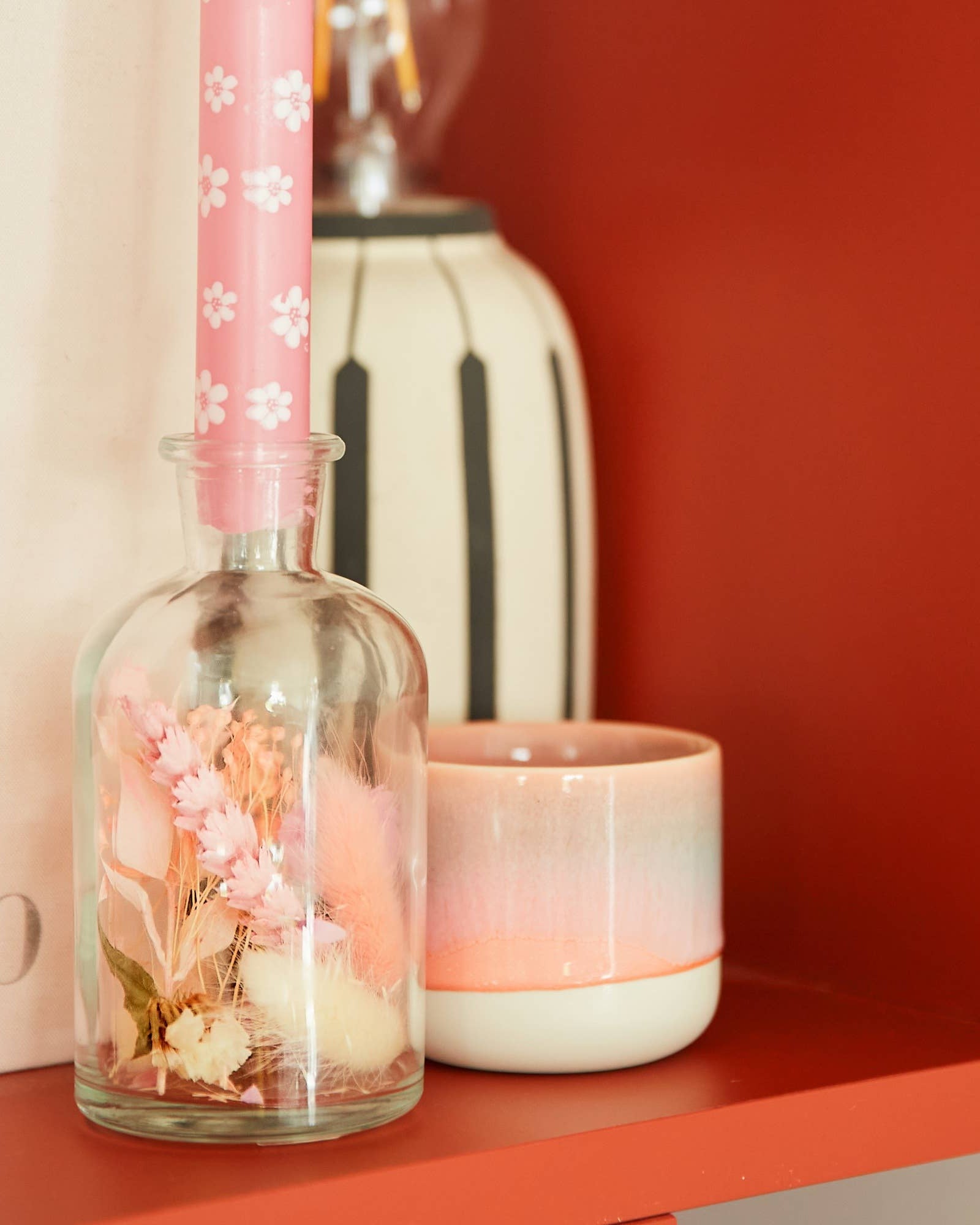 BOUGEOIR AVEC FLEURS SECHEES ET BOUGIE ROSE