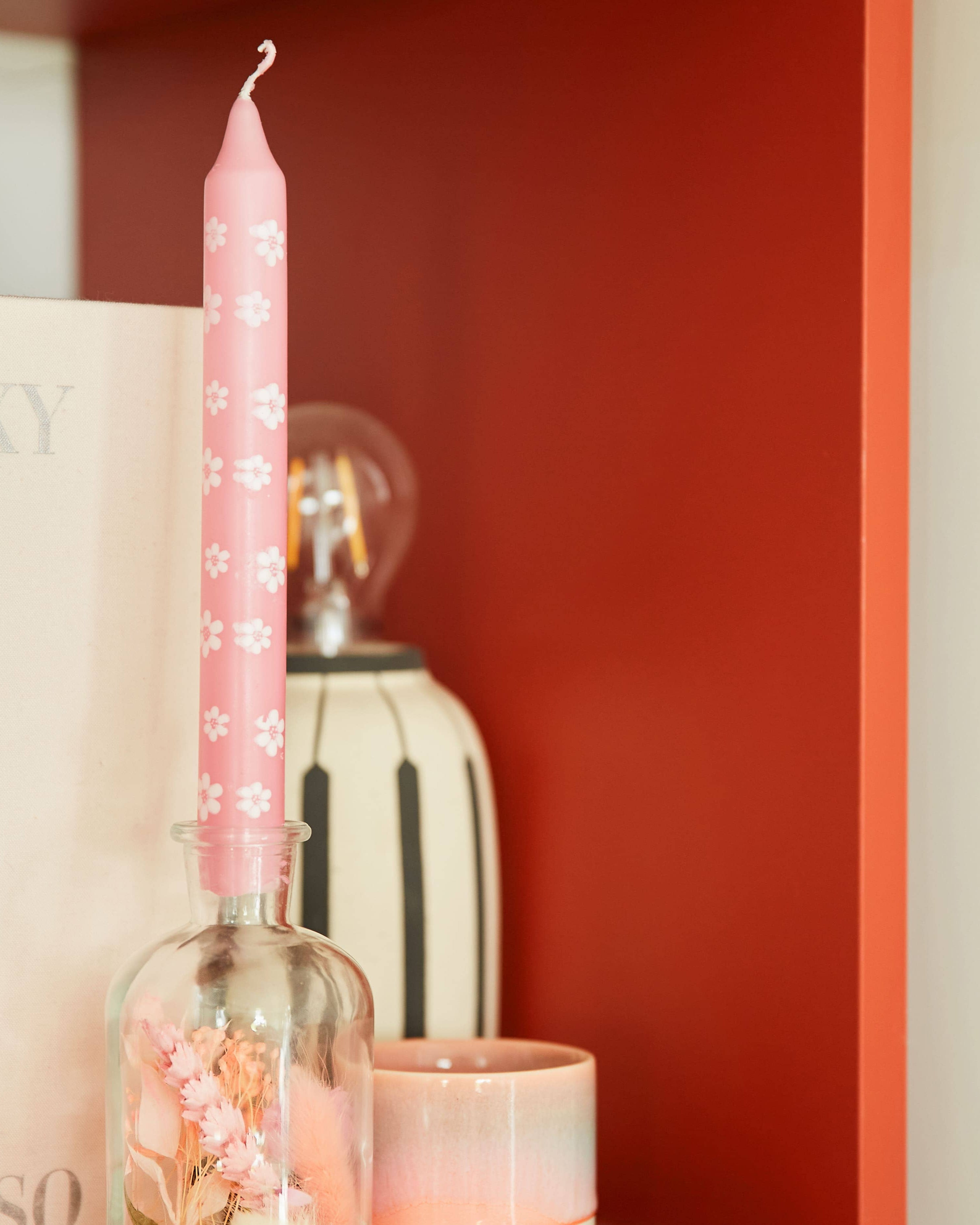 BOUGEOIR AVEC FLEURS SECHEES ET BOUGIE ROSE