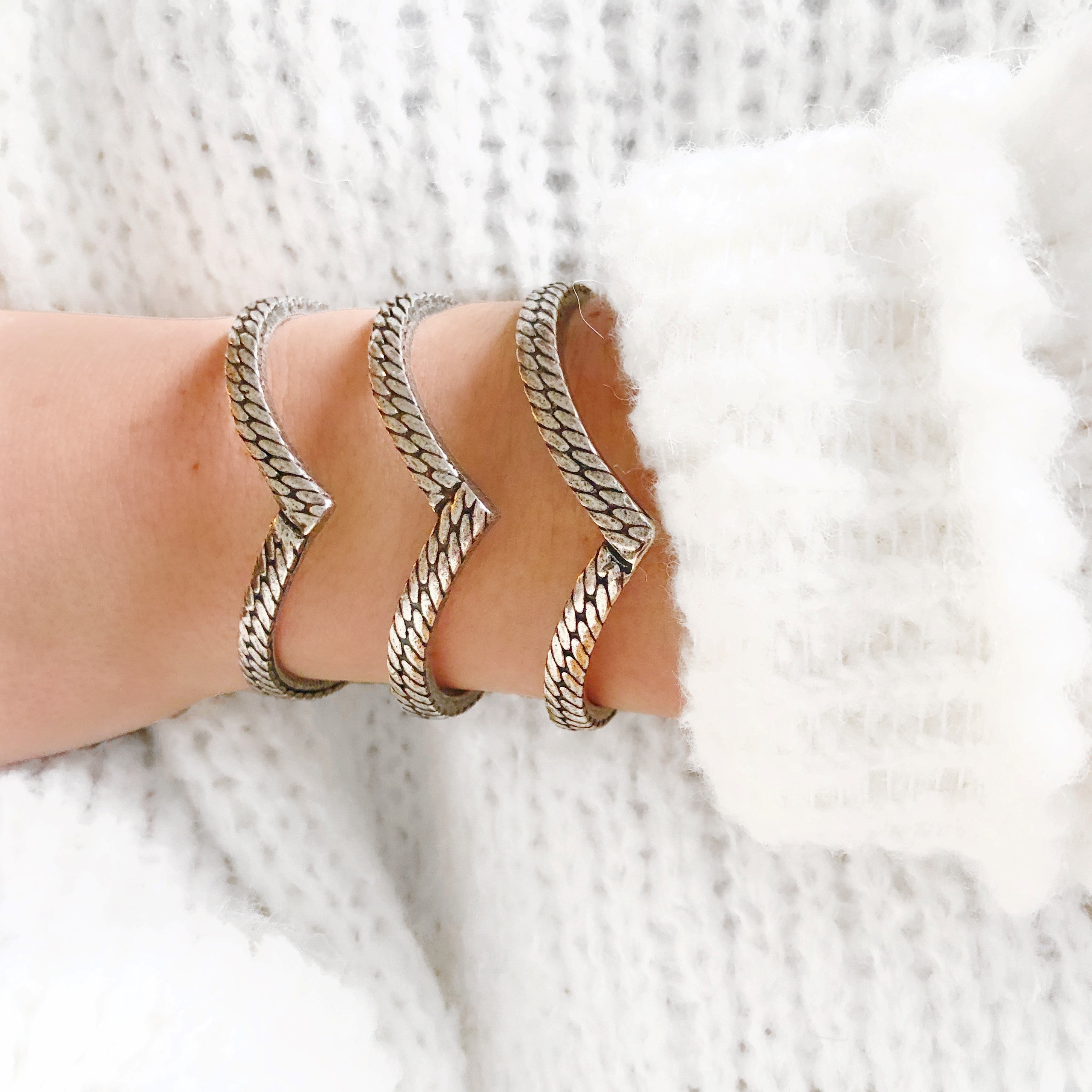 3 ROWS POINTED CUFF